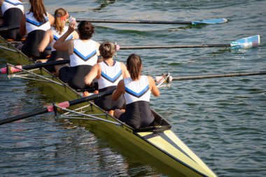 Milan 'ın su yolları boyunca kadınlar kürek yarışı