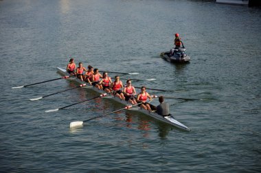 Milan 'ın su yolları boyunca kadınlar kürek yarışı