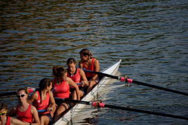 Milan 'ın su yolları boyunca kadınlar kürek yarışı