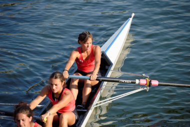 Milan 'ın su yolları boyunca kadınlar kürek yarışı