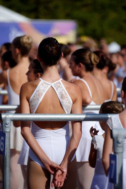 OnDance is a unique event featuring live performances, meetings, dance evenings, open classes, and free workshops in classical, contemporary, tango, swing, street dance, and more, for students and enthusiasts of all ages.