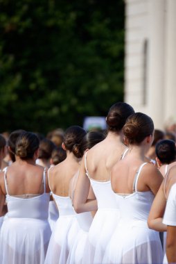 OnDance is a unique event featuring live performances, meetings, dance evenings, open classes, and free workshops in classical, contemporary, tango, swing, street dance, and more, for students and enthusiasts of all ages.