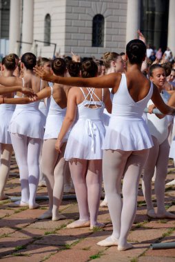 OnDance is a unique event featuring live performances, meetings, dance evenings, open classes, and free workshops in classical, contemporary, tango, swing, street dance, and more, for students and enthusiasts of all ages.