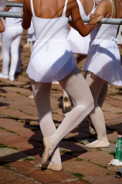 OnDance is a unique event featuring live performances, meetings, dance evenings, open classes, and free workshops in classical, contemporary, tango, swing, street dance, and more, for students and enthusiasts of all ages.