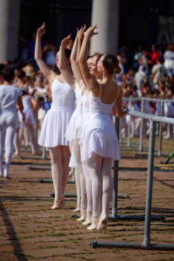 OnDance is a unique event featuring live performances, meetings, dance evenings, open classes, and free workshops in classical, contemporary, tango, swing, street dance, and more, for students and enthusiasts of all ages.