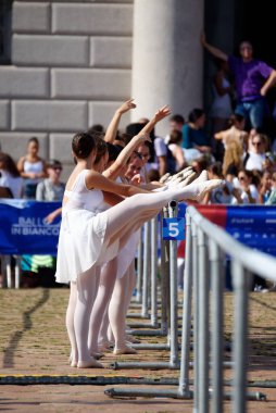 OnDance is a unique event featuring live performances, meetings, dance evenings, open classes, and free workshops in classical, contemporary, tango, swing, street dance, and more, for students and enthusiasts of all ages.