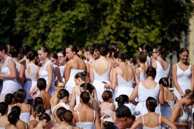 OnDance is a unique event featuring live performances, meetings, dance evenings, open classes, and free workshops in classical, contemporary, tango, swing, street dance, and more, for students and enthusiasts of all ages.