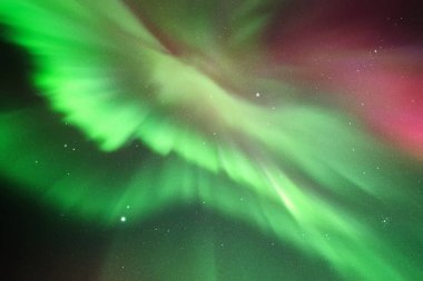 Vektör çizim güzel yıldızlı gökyüzü ve Kuzey ışıkları. Renkli arka plan ile yeşil aurora borealis