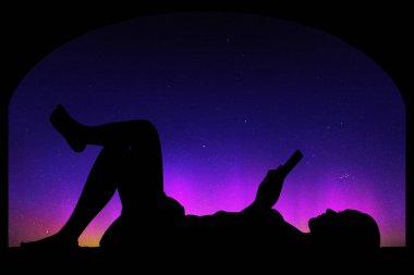 Kadın ile hareket eden telefon ile siluet vektör çizim. Yıldızlı gökyüzü Kuzey ışıkları. Renkli aurora borealis