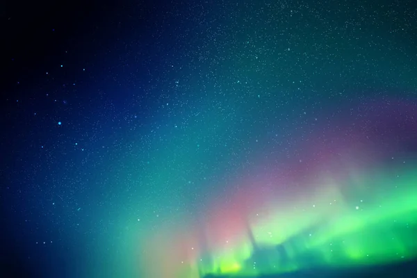 Renkli arka plan ile kırmızı-yeşil aurora borealis