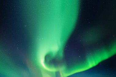  Renkli arka plan ile yeşil aurora borealis