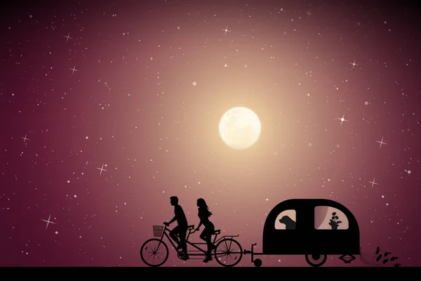 月明かりの夜に道路上の自転車の新婚夫婦 キャンピングトレーラーで旅する人や犬のシルエットを持つベクトルイラスト 家族旅行星空に満月 — ストックベクタ