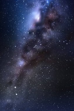 Gece yıldızlı gökyüzü ve Samanyolu ile uzay arkaplanı. Evrendeki galaksimizle vektör çizimi. Evrenin parçalarıyla birlikte koyu mavi arka plan
