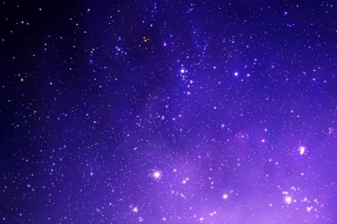 Gece yıldızlı gökyüzü ve Samanyolu ile uzay arkaplanı. Evrendeki galaksimizle vektör çizimi. Evrenin bir parçasıyla koyu mavi arkaplan