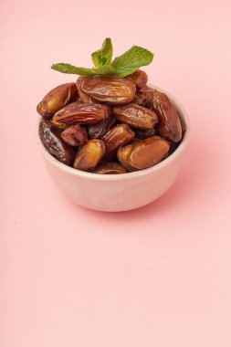 Ramazan için nane ile hurma, meyve