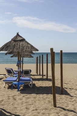 Güneşli bir günde plaj sahneleri