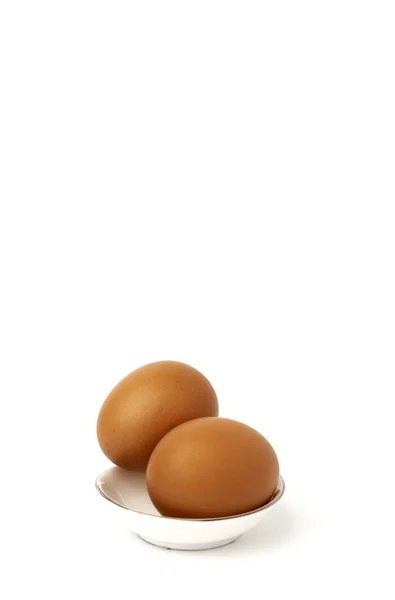 Сырые яйца на белом фоне — стоковое фото