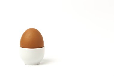 Beyaz arka plan üzerinde taze ham yumurta
