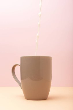 Renkli bardaktaze süt