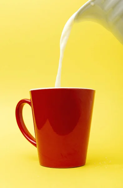 Verse melk in gekleurde bekers — Stockfoto