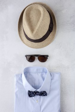 Yukarıdan görülen, en iyi görünüm kümesi aksesuarlar moda giysiler