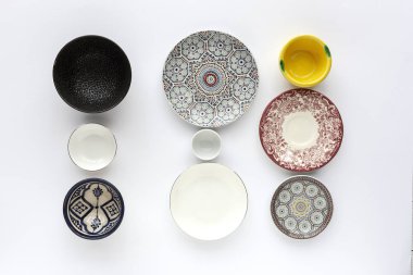 Beyaz arka plan üzerinde çanak çömlek