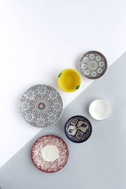 Beyaz arka plan üzerinde çanak çömlek