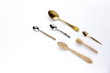 Beyaz arkaplanda kaşıklar ve çatallar