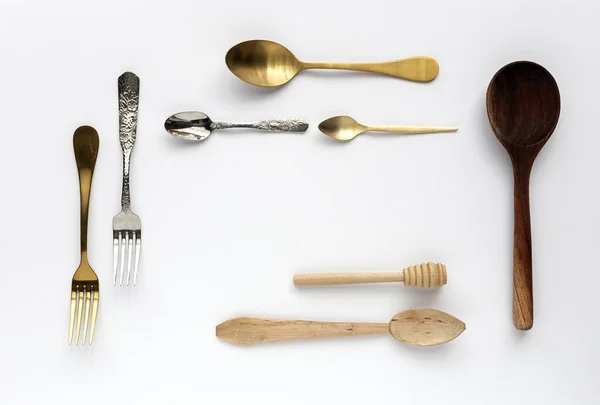 Cucharas y tenedores sobre fondo blanco — Foto de Stock