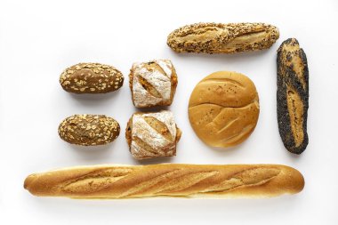 Koyu ahşap arka planda çeşitli ev yapımı ekmek.