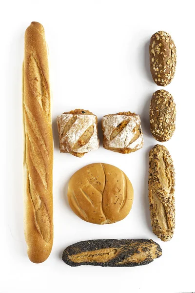 Разнообразный домашний хлеб на фоне темного дерева — стоковое фото
