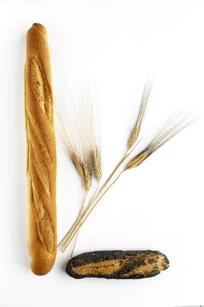 Sortierte hausgemachte Brot auf dunklem Holz Hintergrund — Stockfoto