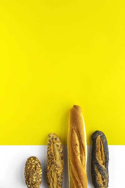Sortierte hausgemachte Brot auf dunklem Holz Hintergrund — Stockfoto