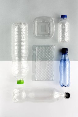 Geri dönüşüm için plastik şişeler. Düğüm konsepti