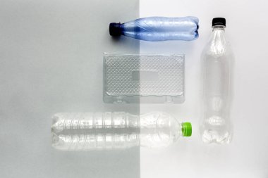 Geri dönüşüm için plastik şişeler. Düğüm konsepti