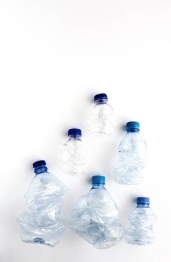 Geri dönüşüm için plastik şişeler. Düğüm konsepti