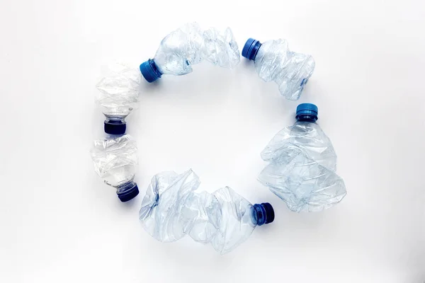 プラスチックボトルをリサイクルする。概念の明確化 — ストック写真