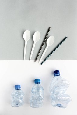 Geri dönüşüm için plastik şişeler. Düğüm konsepti