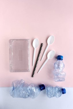 Geri dönüşüm için plastik şişeler. Düğüm konsepti