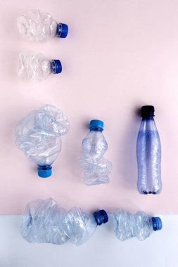 Geri dönüşüm için plastik şişeler. Düğüm konsepti