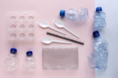 Geri dönüşüm için plastik şişeler. Düğüm konsepti