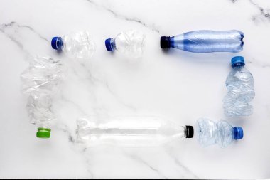 Geri dönüşüm için plastik şişeler. Düğüm konsepti