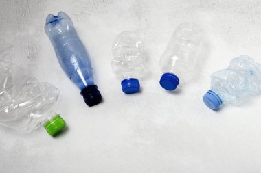 Geri dönüşüm için plastik şişeler. Düğüm konsepti