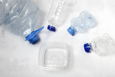 Geri dönüşüm için plastik şişeler. Düğüm konsepti