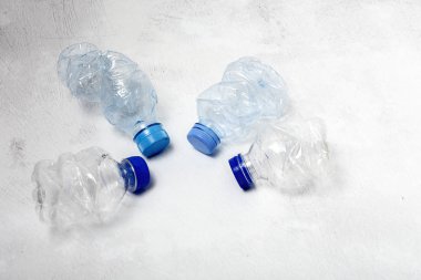 Geri dönüşüm için plastik şişeler. Düğüm konsepti
