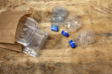 Geri dönüşüm için plastik şişeler. Düğüm konsepti