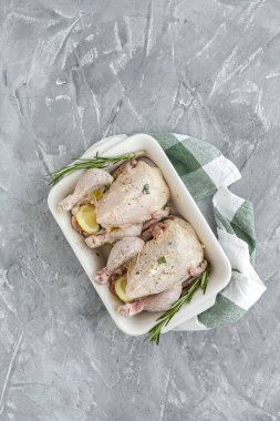 Çiğ koquelet tavukları sebze ve aromatik otlarla kızartılmaya hazır. limon, pırasa ve havuç.