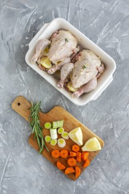 Çiğ koquelet tavukları sebze ve aromatik otlarla kızartılmaya hazır. limon, pırasa ve havuç.