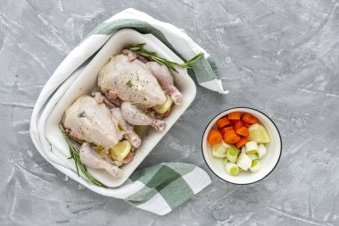 Çiğ koquelet tavukları sebze ve aromatik otlarla kızartılmaya hazır. limon, pırasa ve havuç.