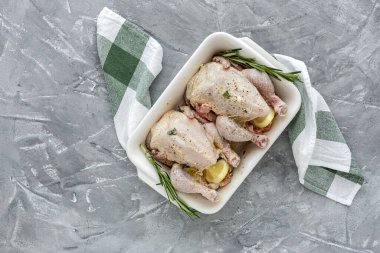Çiğ koquelet tavukları sebze ve aromatik otlarla kızartılmaya hazır. limon, pırasa ve havuç.